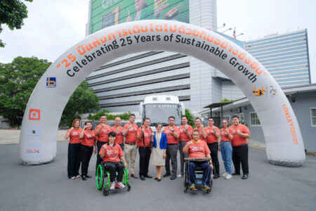 LET ฉลองครบรอบ 25 ปี เดินหน้าส่งต่อรอยยิ้มสู่ชุมชนคลองเตย ผ่านโครงการ “ปันรัก เติมสุขให้ชุมชน” ด้วยบริการทันตกรรมเคลื่อนที่ถึงมือประชาชน