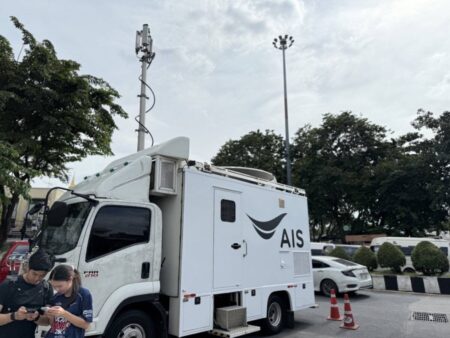 AIS ร่วมถวายความอาลัย “สมเด็จพระพันปีหลวง” เดินหน้าภารกิจขยายสัญญาณ 5G, 4G และ Free WiFi  อำนวยความสะดวกประชาชน พร้อมบริการจุดชาร์ตแบตเตอรี่และน้ำดื่ม