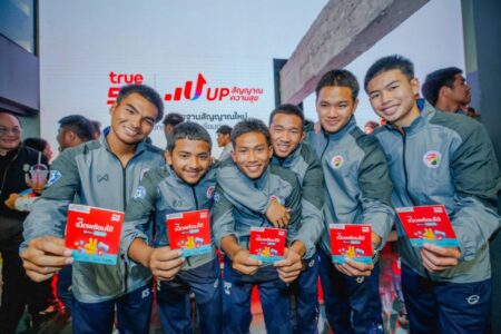 ทรู เชื่อมโลกกีฬากับดิจิทัล เดินหน้า ‘Up สัญญาณ Up ความสุข’ ไลฟ์สด “หมอนทองวิทยา–อบจ.ชัยนาท” จากสนามหญ้า สู่ ทรูแบรนดิ้งช้อป สยามสแควร์