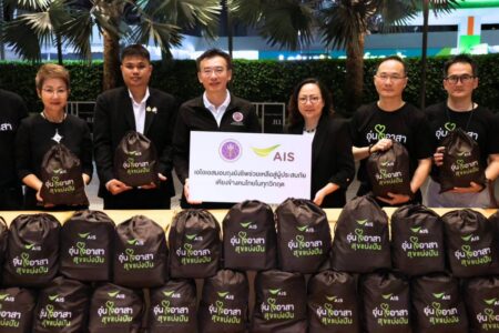 AIS ระดมพนักงาน “อุ่นใจอาสา” แพ็คถุงยังชีพ 1,000 ชุด ส่งมอบกระทรวงกลาโหม – กระทรวง อว. เร่งช่วยผู้ประสบภัยน้ำท่วม