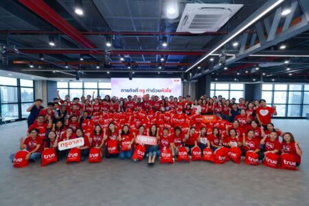 ทรูรวมพลังน้ำใจช่วยภัยน้ำท่วม …ผู้บริหาร พนักงานผนึกกำลังส่งถุงกำลังใจ พร้อมดูแลสัญญาณ เคียงข้างชุมชนฝ่าวิกฤตน้ำท่วม