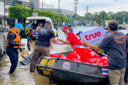 ทรู คอร์ปอเรชั่น ลุยรับมือน้ำท่วมปราจีนบุรี ฉะเชิงเทรา นครนายก ระยอง เร่งดูแลสัญญาณสื่อสาร พร้อมมอบ “ถุงกำลังใจ” ช่วยคนในพื้นที่